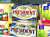 Supermarktregal. Französische Produkte in ihrer angelsächsischen Version. Beurre President