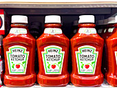 Regal im Supermarkt, Ketchup der Marke Heinz