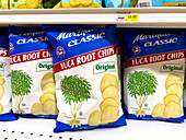 Supermarktregal in Westindien, Chips, Yuka-Wurzel