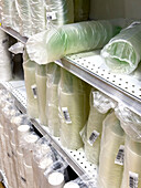 Supermarktregal, viele Einwegplastikgläser