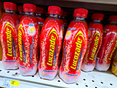 Regal im Supermarkt. Energiegetränk. Lucozade