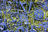 Barriere aus Metallteilen eines Autos