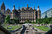 Blick auf das Rathaus von Sheffield von den Peace Gardens aus, Pinstone Street, Heart of the City Quarter, Sheffield, Yorkshire, England