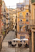 Fassade mit Wandgemälde von Carles Arola Vera am Placa dels Sedassos, Tarragona, Katalonien, Spanien