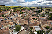 Blick über die mittelalterliche Altstadt mit Weinbergen in der Ferne von der Spitze des Glockenturms der monolithischen Kirche, Saint Emilion, Departement Gironde, Nouvelle Aquitaine, Frankreich, Europa