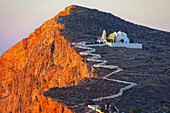 Blick auf die Kirche Panagia Kimissis auf einer Klippe über dem Meer, Chora, Insel Folegandros, Kykladen-Inseln, Griechische Inseln, Griechenland, Europa