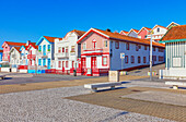 Traditionelle gestreifte Holzhäuser, Costa Nova do Prado, Aveiro, Portugal, Europa