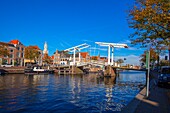 Binnen Spaarne Kanal, die alte Brücke, Haarlem, Nord-Holland, Niederlande, Europa