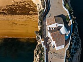 Drohnen-Panoramablick auf die Festung Nossa Senhora da Rocha (Festung Unserer Lieben Frau vom Felsen) (Burg von Porches), Porches, Lagoa, Algarve, Portugal