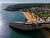 Drohnen-Panoramablick auf die Festung Nossa Senhora da Rocha (Festung Unserer Lieben Frau vom Felsen) (Burg von Porches), Porches, Lagoa, Algarve, Portugal