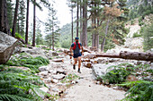 Trailrunner auf einem Bergpfad, Frankreich