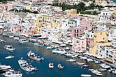 Bunte Häuser auf der Insel Procida, Phlegräische Inseln, Golf von Neapel, Kampanien, Italien