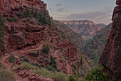 Blick auf den Roaring Springs Canyon entlang des North Kaibab Trail am Grand Canyon North Rim, UNESCO, Arizona, Vereinigte Staaten von Amerika