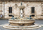 Öffentlicher Trinkwasserbrunnen mit Seepferdchen aus Bronze auf der Piazza Arringo, Ascoli Piceno, Marken, Italien