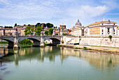 Blick auf die Ponte Vittorio Emanuele II und die Kuppel der Basilika San Pietro, Rom, Latium, Italien