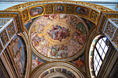 Das Innere der Basilika Santa Maria in Trastevere (Basilica di Santa Maria in Trastevere), eine der ältesten Kirchen von Rom, Latium, Italien