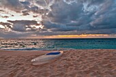 Stand Up Paddle Board in der Morgendämmerung am Pink Beach, South Shore, Smiths, Bermuda