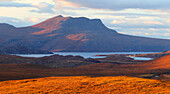 Blick in Richtung Ben Mor Coigach von Assynt, Sutherland, Highlands, Schottland, Vereinigtes Königreich