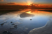 Sonnenuntergang über dem Strand von Dunraven Bay, Southerndown, Vale of Glamorgan, South Wales, Vereinigtes Königreich