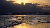 Sonnenuntergang über dem Strand von Dunraven Bay, Southerndown, Vale of Glamorgan, South Wales, Vereinigtes Königreich