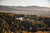 Silla de Moro und der Park des Generalife in Albaicin bei Sonnenuntergang, Granada, Andalusien, Spanien