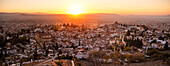 Kräftiger roter und oranger Sonnenuntergang über dem Albaicin, UNESCO, Granada, Andalusien, Spanien