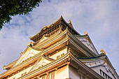 Schloss Osaka zur goldenen Stunde beleuchtet, Osaka, Honshu, Japan