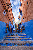 Typische blaue Häuser in der Medina von Chefchaouen (Die Blaue Stadt), Marokko