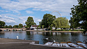 Blick auf den Fluss Avon an einem sonnigen Tag, Stratford-upon-Avon, Warwickshire, England, Vereinigtes Königreich