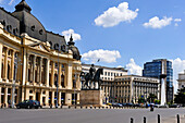 Zentrale Universitätsbibliothek von Bukarest und Reiterstandbild von Carol I., Revolutionsplatz, Bukarest, Rumänien