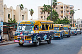 Bunter Bus in einer Straße, Dakar, Senegal, Westafrika