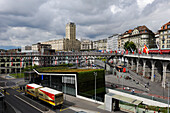 U-Bahn-Station, Grand-Pont, Aufzug und Fußgängerbrücke im Stadtteil Le Flon mit dem Bel-Air-Turm im Hintergrund, Lausanne, Kanton Waadt, Schweiz