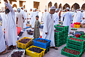 Dattelverkauf auf dem großen Markt am Freitagmorgen in Nizwa, Ad Dakhiliyah Region, Sultanat Oman, Arabische Halbinsel