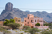 Einsames Haus bei Al-Hamra in der Region Ad Dakhiliyah, Akhdar-Gebirge, Sultanat Oman, Arabische Halbinsel