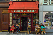 People taking lunch outside restaurant Le Cochon a l'Oreille on Rue Montmartre, Paris, France