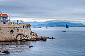 Promenade de Amiral de Grasse, mit Segelbooten in der Baie des Anges, Antibes, Alpes-Maritimes, Côte d'Azur, Frankreich