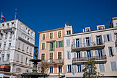 Verschnörkelter Springbrunnen vor traditionellen Wohnungen in der Nähe des Vieux Port, Cannes, Alpes-Maritimes, Côte d'Azur, Frankreich