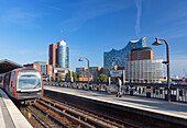 U-Bahn-Zug bei der Einfahrt in den Bahnhof Baumwall, Hamburg, Deutschland, Europa