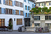 Napfbrunnen auf dem Spiegelgasse-Platz in der Altstadt, Zürich, Schweiz