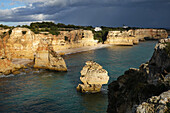 Die dramatischen Klippen und die Küstenlinie bei Algar de Benagil, Algarve, Portugal