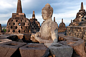 Buddha-Statue aus Stein, Borobudur, Mahayana-Buddhistischer Tempel aus dem 9. Jahrhundert, UNESCO, Java, Indonesien