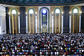 Al Akbar Surabaya Nationalmoschee, muslimische Männer beten gemeinsam beim Freitagsgebet, Surabaya, Java, Indonesien