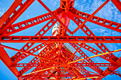 Blick auf den Tokio-Turm von seiner Basis aus gegen den blauen Himmel, Shibakoen, Minato City, Tokio, Honshu, Japan