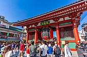 Blick auf das Kaminarimon-Tor, Eingang zum Senso-ji-Tempel, Asakusa, Stadt Taito, Tokio, Honshu, Japan