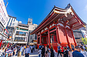 View of Kaminarimon Gate, entrance to Senso-ji Temple, Asakusa, Taito City, Tokyo, Honshu, Japan