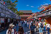 Blick auf die Nakamise-dori-Straße, die zum Senso-ji-Tempel führt, Asakusa, Stadt Taito, Tokio, Honshu, Japan