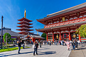 Blick auf die Pagode und das Senso-ji-Hozomon-Tor am Senso-ji-Tempel, Asakusa, Taito-Stadt, Tokio, Honshu, Japan