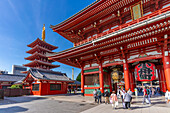 Blick auf die Pagode und das Senso-ji-Hozomon-Tor am Senso-ji-Tempel, Asakusa, Taito-Stadt, Tokio, Honshu, Japan