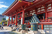 Blick auf den Senso-ji-Tempel, Asakusa, Taito-Stadt, Tokio, Honshu, Japan