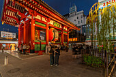 Blick auf das Kaminarimon-Tor, Eingang zum Senso-ji-Tempel bei Nacht, Asakusa, Taito City, Tokio, Honshu, Japan